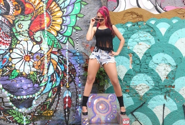 Júlia Paes Ex-atriz pornô , agora é evangélica e cantora Gospel ? 2 Mc Cristal posa no Beco do Batman