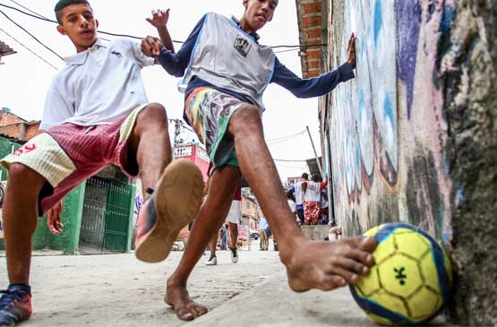 15 Regras do Futebol de Rua que Todo Mundo Já Viveu na Pelada 3 Futebol-de-rua