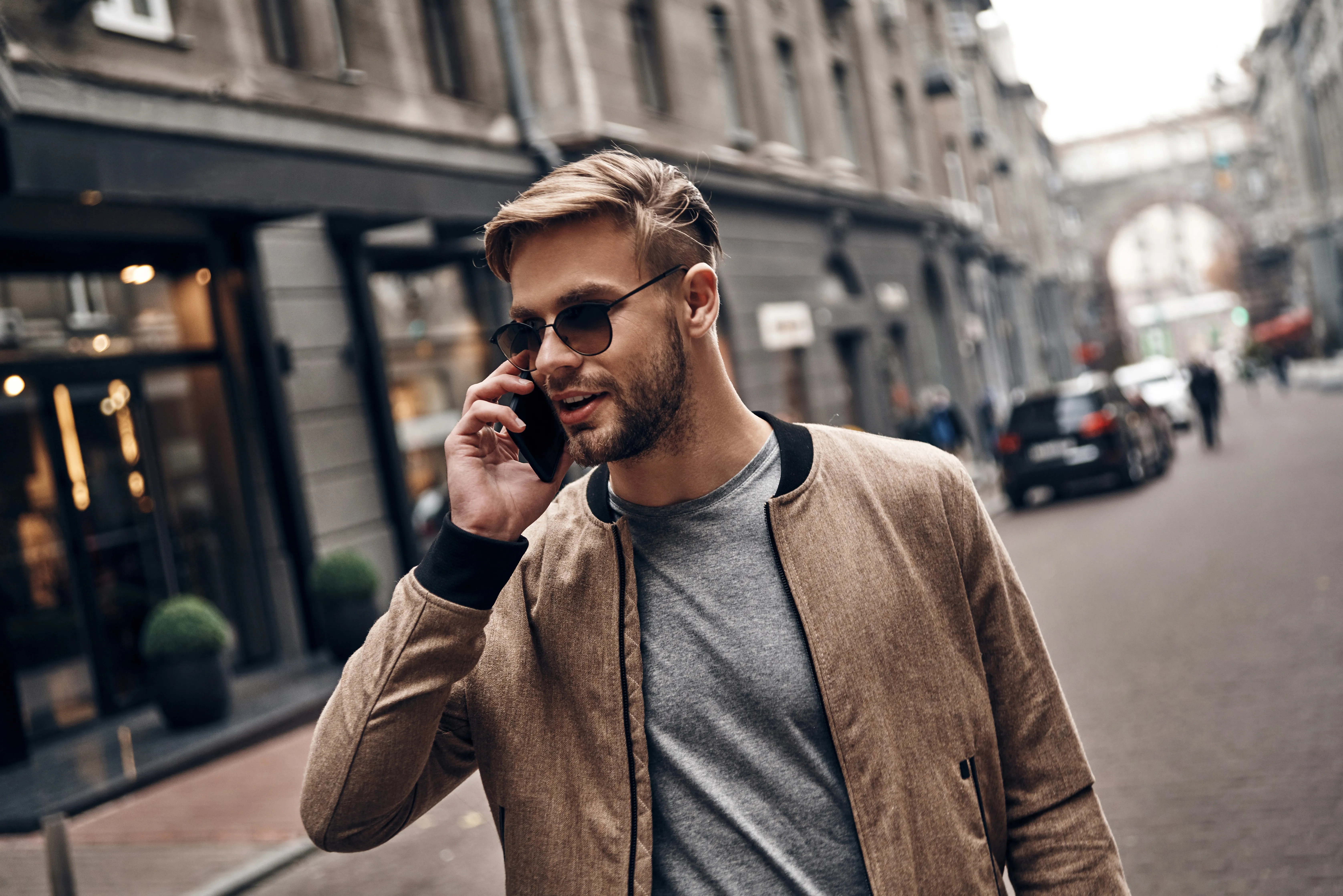Cara ligando telefone