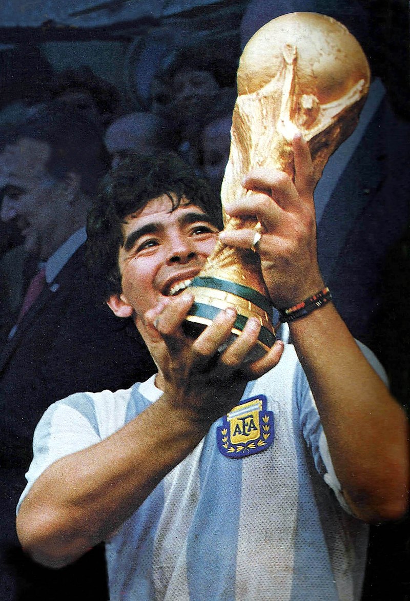 Diego Maradona ergue a taca do torneio conquistada pela selecao argentina