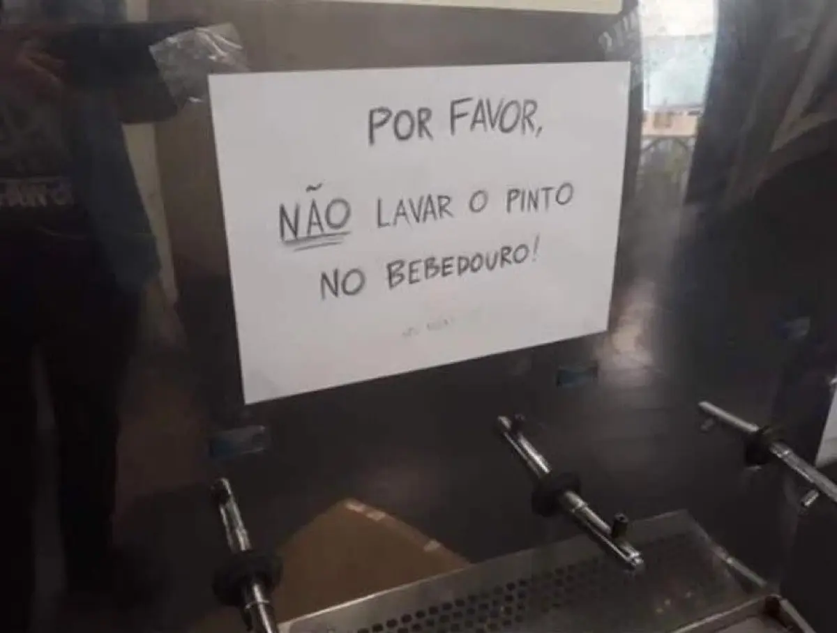 Favor nao lavar o pinto no bebedouro placa engracada