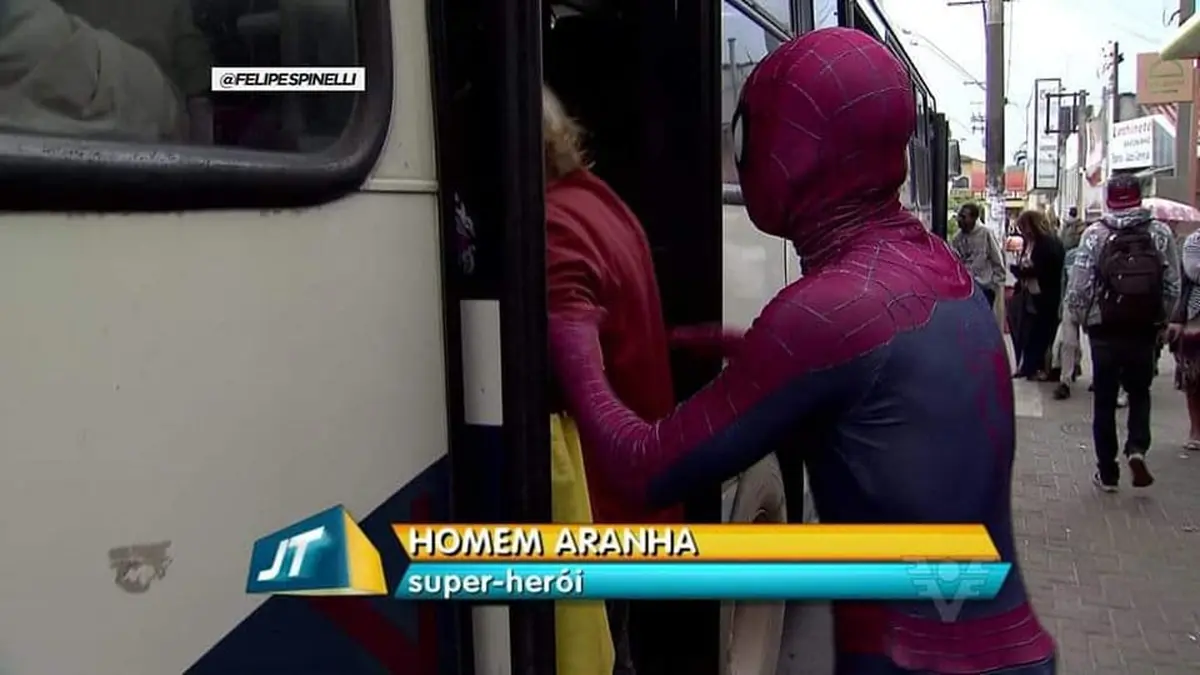 Homem Aranha tentando voltar para casa