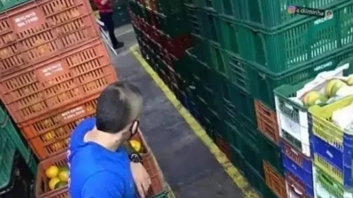 Eu escondido no trabalho