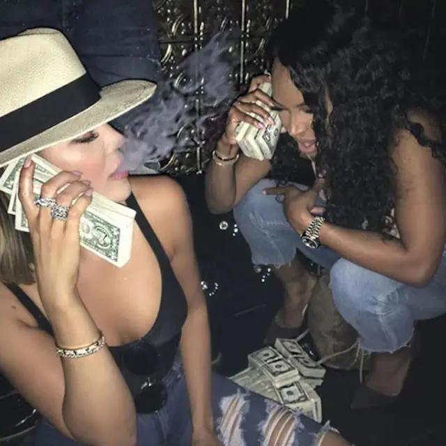 Khloe Kardashian fumando Khloe Kardashian fumando