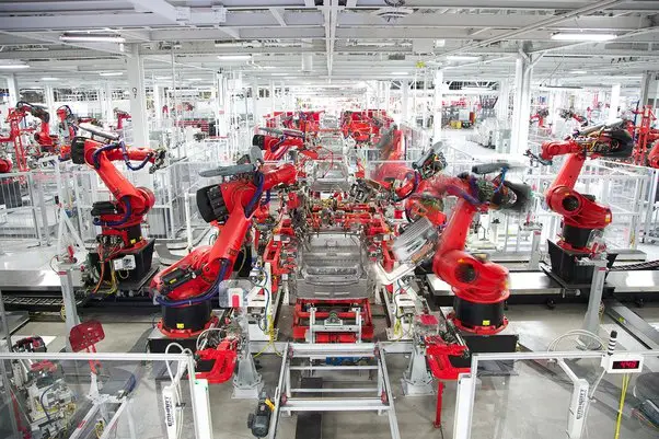 Linha do tempo da vida de Elon Musk 5 Fabrica da Tesla