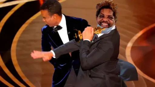 Mendigo no Oscar Uma mao na estatua e outra no Chris Rock