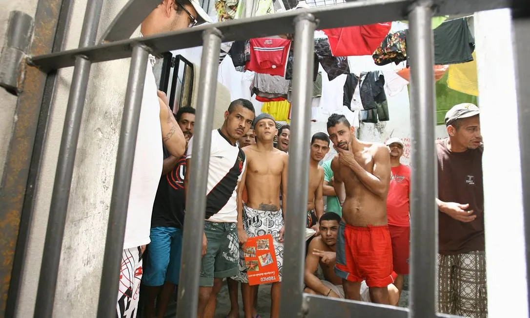 É falso que o Auxílio Reclusão passou a ser de R$1754,18 1 cadeia 1