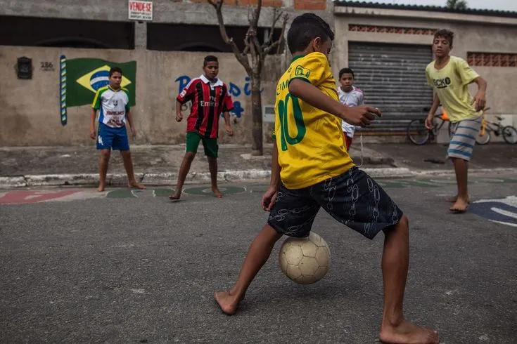 Futebol na rua com amigos Futebol na rua com amigos